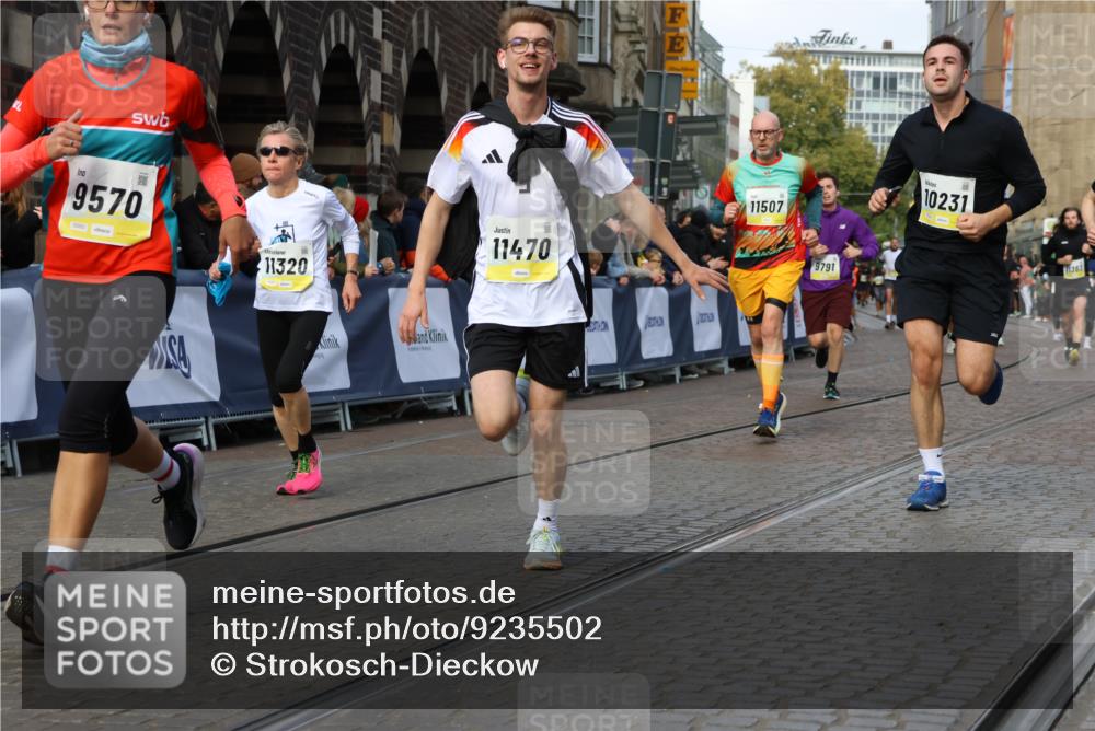 05.10.2025 - 20. swb-Marathon Bremen Strokosch-Dieckow http://msf.ph/oto/9235502 05.10.2025 10:54:58 Ziel 9427, 9475, 9570, 9791, 10014, 10231, 11320, 11363, 11470, 11507, 11523 meine-sportfotos.de