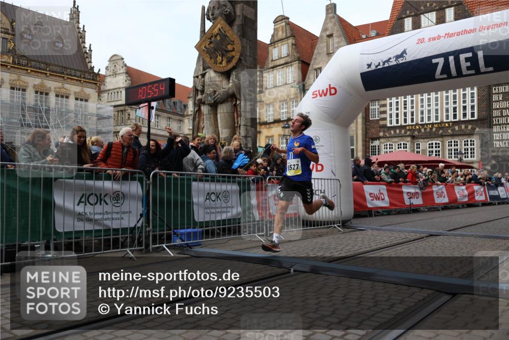05.10.2025 - 20. swb-Marathon Bremen Yannick Fuchs http://msf.ph/oto/9235503 05.10.2025 10:36:43 Ziel 9527, 9829, 11687 meine-sportfotos.de