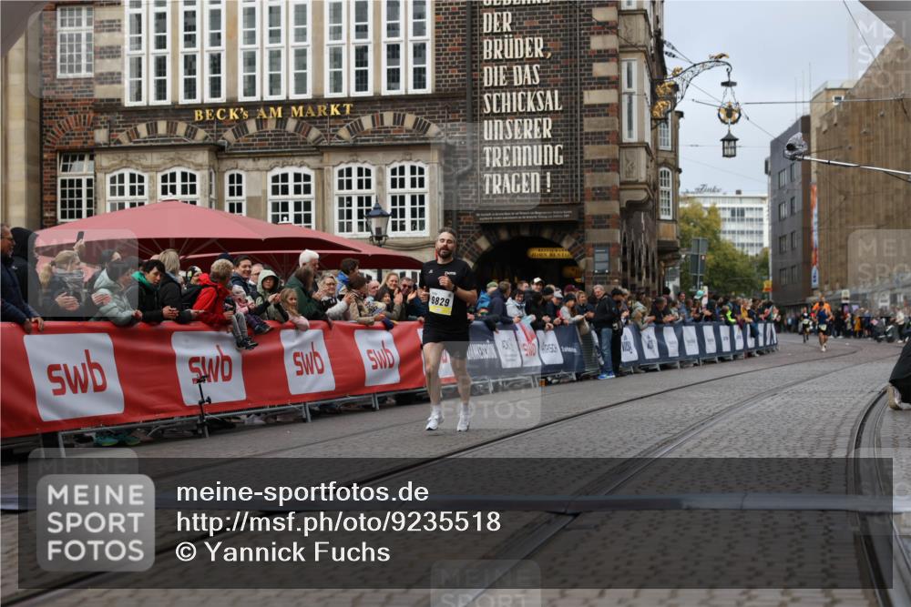 05.10.2025 - 20. swb-Marathon Bremen Yannick Fuchs http://msf.ph/oto/9235518 05.10.2025 10:36:44 Ziel 9527, 9829 meine-sportfotos.de