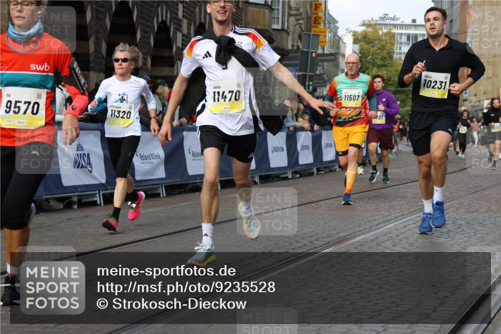 05.10.2025 - 20. swb-Marathon Bremen Strokosch-Dieckow http://msf.ph/oto/9235528 05.10.2025 10:54:59 Ziel 9427, 9475, 9570, 9791, 10014, 10231, 10920, 11320, 11363, 11470, 11507, 11523 meine-sportfotos.de