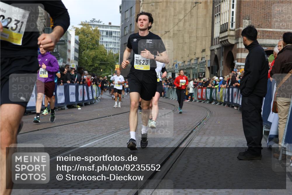 05.10.2025 - 20. swb-Marathon Bremen Strokosch-Dieckow http://msf.ph/oto/9235552 05.10.2025 10:55:00 Ziel 9427, 9475, 9570, 9791, 10014, 10180, 10231, 10307, 10920, 11320, 11363, 11470, 11507, 11523 meine-sportfotos.de