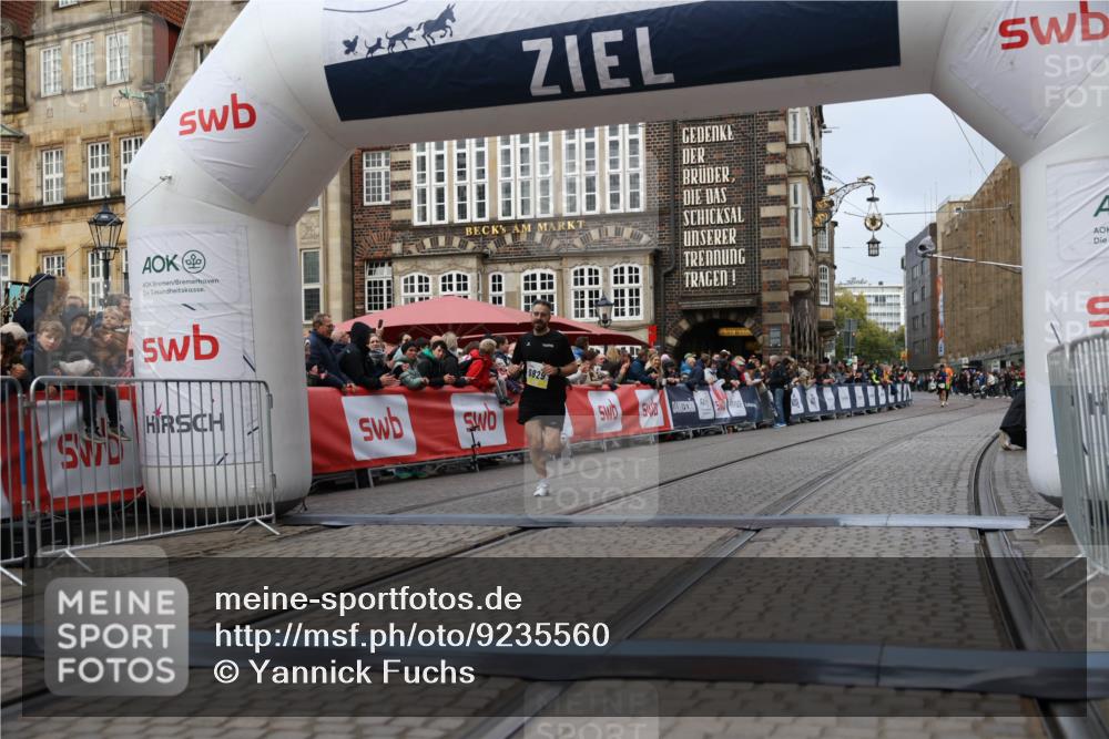 05.10.2025 - 20. swb-Marathon Bremen Yannick Fuchs http://msf.ph/oto/9235560 05.10.2025 10:36:45 Ziel 9527, 9829 meine-sportfotos.de