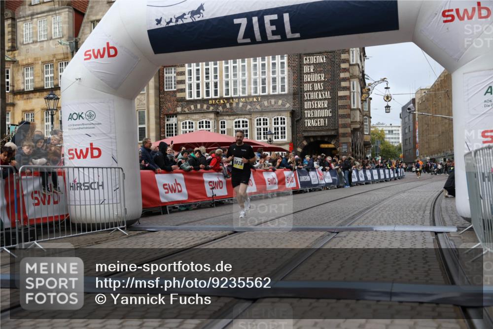 05.10.2025 - 20. swb-Marathon Bremen Yannick Fuchs http://msf.ph/oto/9235562 05.10.2025 10:36:45 Ziel 9527, 9829 meine-sportfotos.de