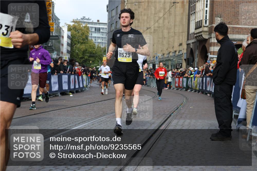 05.10.2025 - 20. swb-Marathon Bremen Strokosch-Dieckow http://msf.ph/oto/9235565 05.10.2025 10:55:00 Ziel 9427, 9475, 9570, 9791, 10014, 10180, 10231, 10307, 10920, 11320, 11363, 11470, 11507, 11523 meine-sportfotos.de