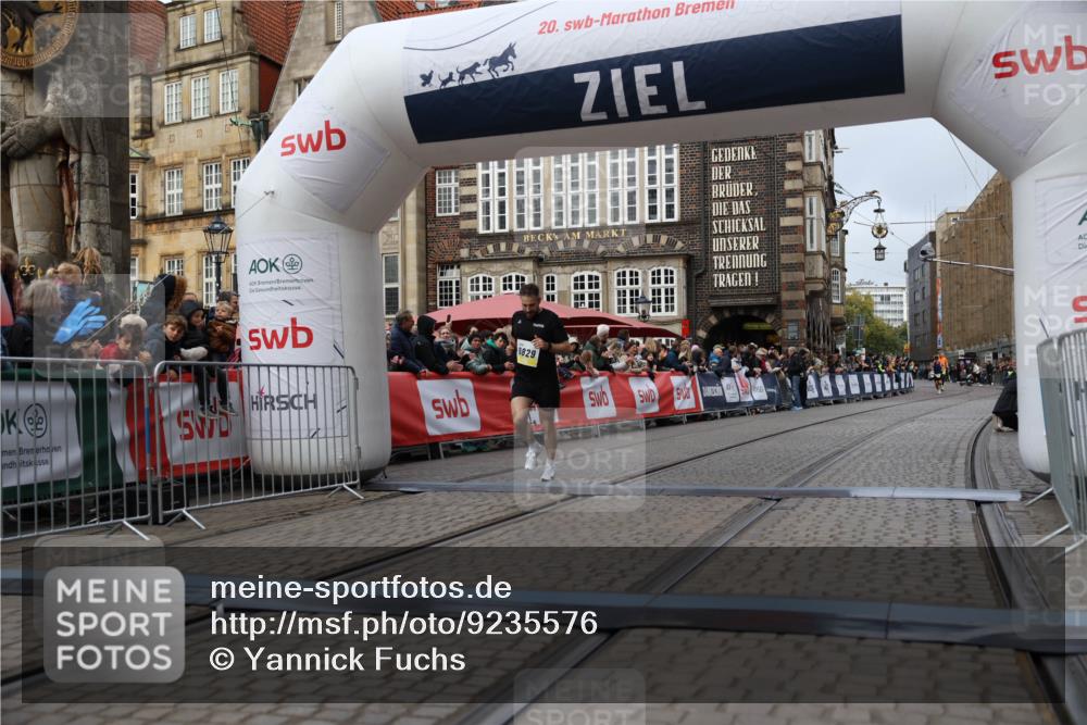 05.10.2025 - 20. swb-Marathon Bremen Yannick Fuchs http://msf.ph/oto/9235576 05.10.2025 10:36:45 Ziel 9527, 9829 meine-sportfotos.de