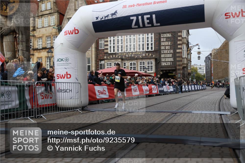 05.10.2025 - 20. swb-Marathon Bremen Yannick Fuchs http://msf.ph/oto/9235579 05.10.2025 10:36:45 Ziel 9527, 9829 meine-sportfotos.de