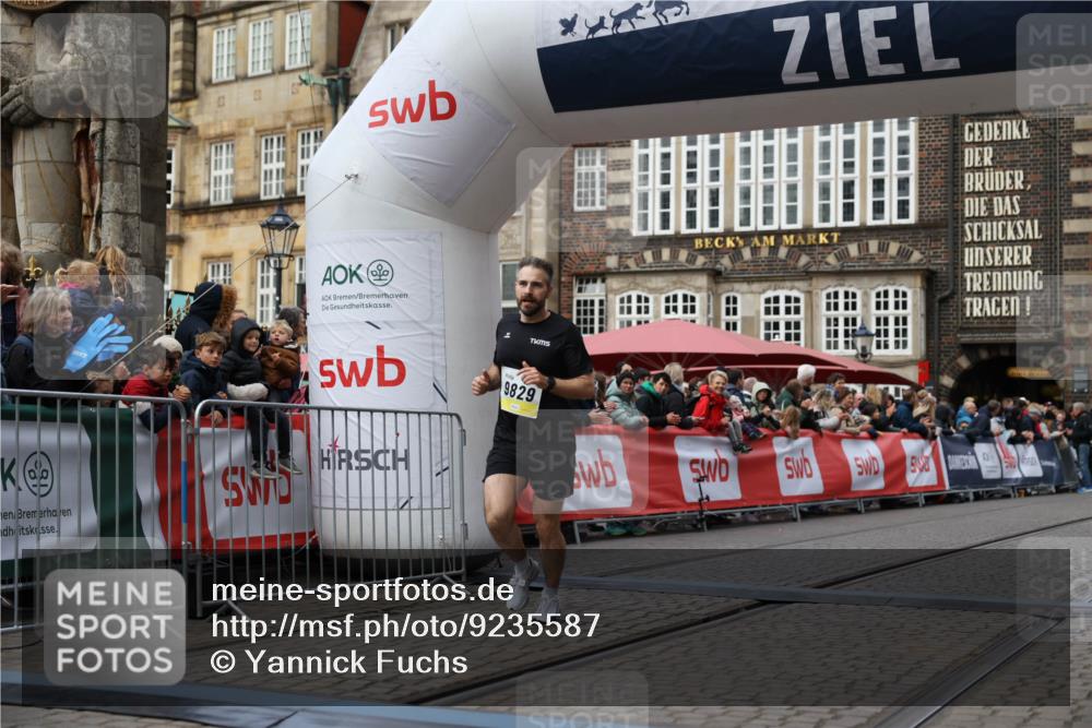 05.10.2025 - 20. swb-Marathon Bremen Yannick Fuchs http://msf.ph/oto/9235587 05.10.2025 10:36:46 Ziel 9527, 9829 meine-sportfotos.de