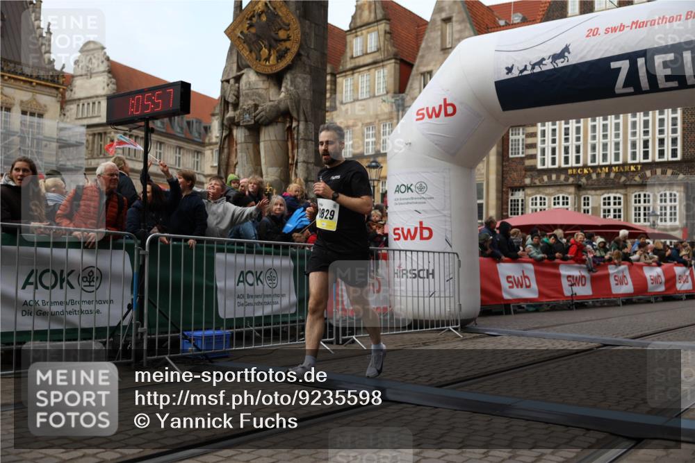 05.10.2025 - 20. swb-Marathon Bremen Yannick Fuchs http://msf.ph/oto/9235598 05.10.2025 10:36:47 Ziel 9527, 9829 meine-sportfotos.de