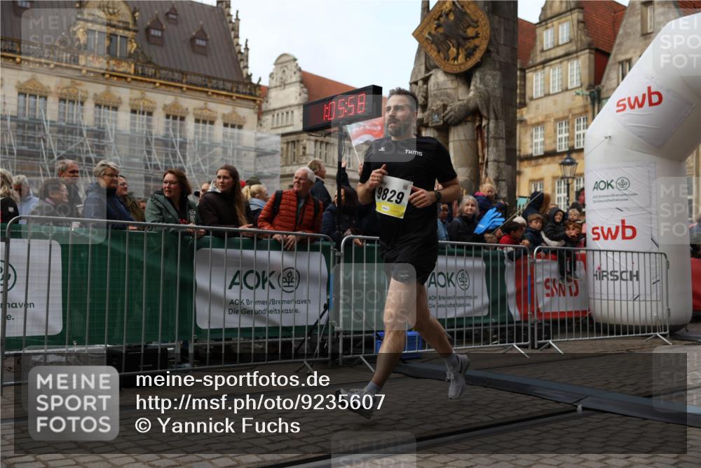 05.10.2025 - 20. swb-Marathon Bremen Yannick Fuchs http://msf.ph/oto/9235607 05.10.2025 10:36:47 Ziel 9527, 9829 meine-sportfotos.de