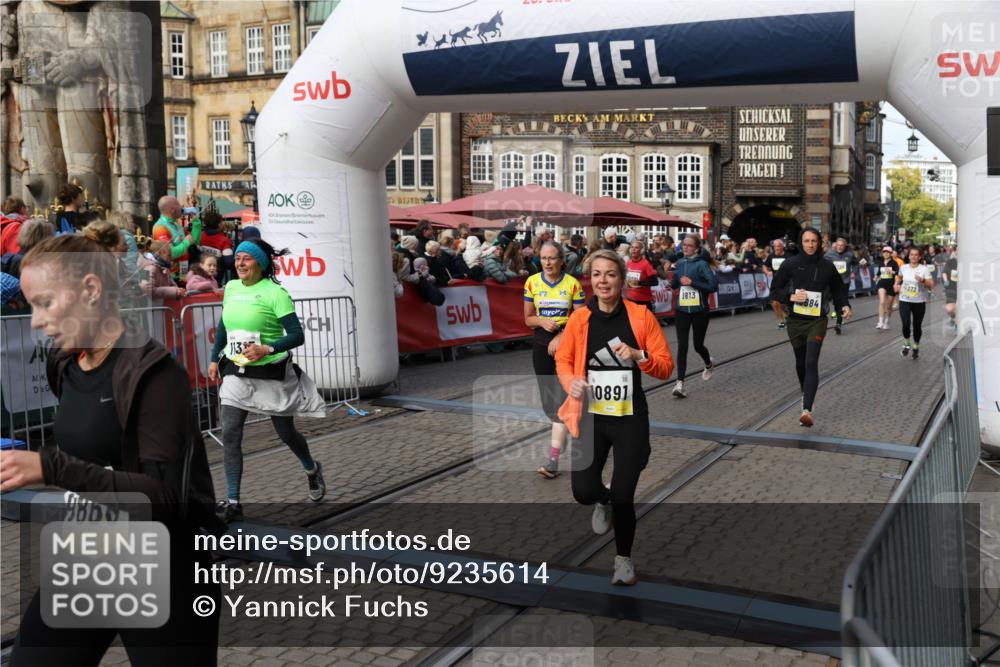 05.10.2025 - 20. swb-Marathon Bremen Yannick Fuchs http://msf.ph/oto/9235614 05.10.2025 11:05:01 Ziel 9530, 9813, 9866, 9927, 10684, 10771, 10891, 11315, 11372, 11559, 11615, 11636 meine-sportfotos.de