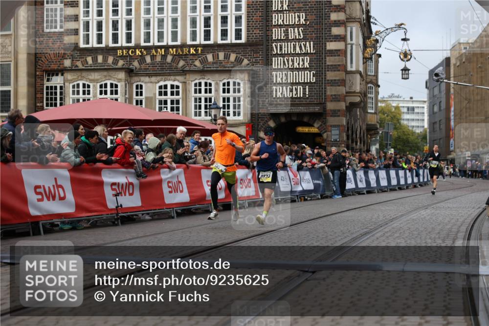 05.10.2025 - 20. swb-Marathon Bremen Yannick Fuchs http://msf.ph/oto/9235625 05.10.2025 10:36:53 Ziel 9833, 10425 meine-sportfotos.de