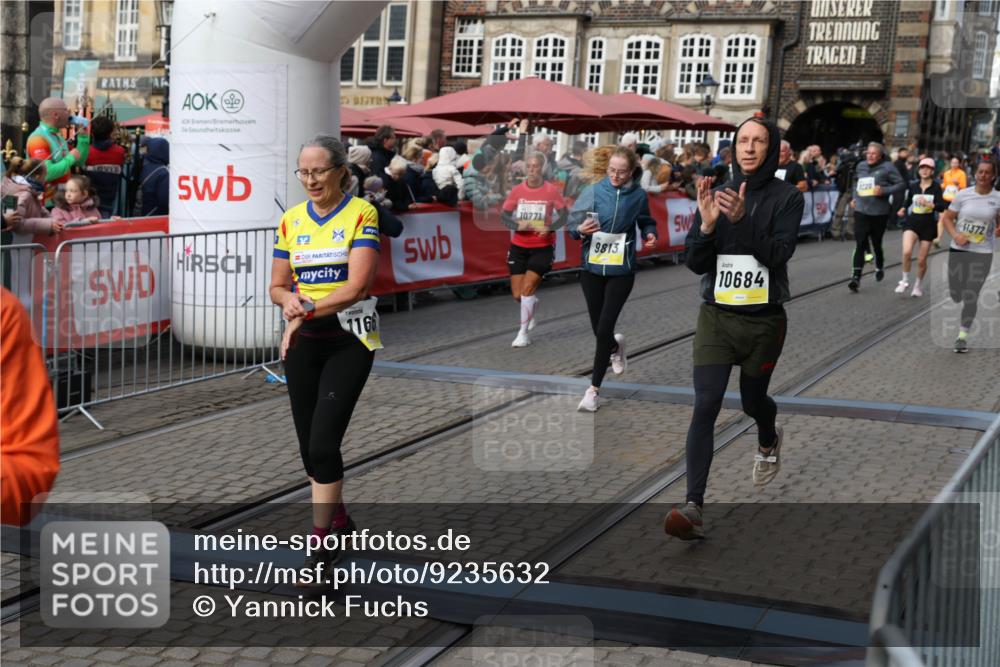 05.10.2025 - 20. swb-Marathon Bremen Yannick Fuchs http://msf.ph/oto/9235632 05.10.2025 11:05:03 Ziel 9220, 9530, 9813, 9866, 10684, 10771, 10891, 11180, 11315, 11372, 11478, 11559, 11636 meine-sportfotos.de