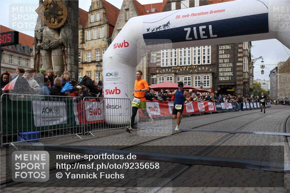 05.10.2025 - 20. swb-Marathon Bremen Yannick Fuchs http://msf.ph/oto/9235658 05.10.2025 10:36:55 Ziel 9429, 9833, 10425 meine-sportfotos.de