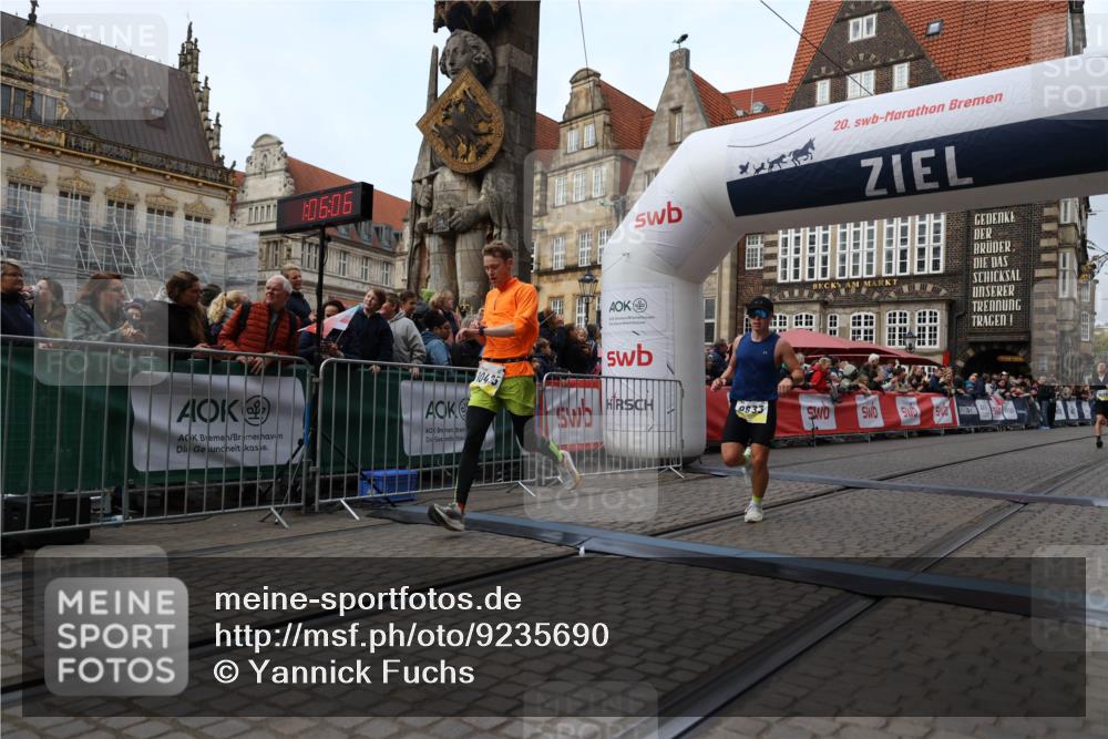 05.10.2025 - 20. swb-Marathon Bremen Yannick Fuchs http://msf.ph/oto/9235690 05.10.2025 10:36:56 Ziel 9429, 9833, 10425 meine-sportfotos.de