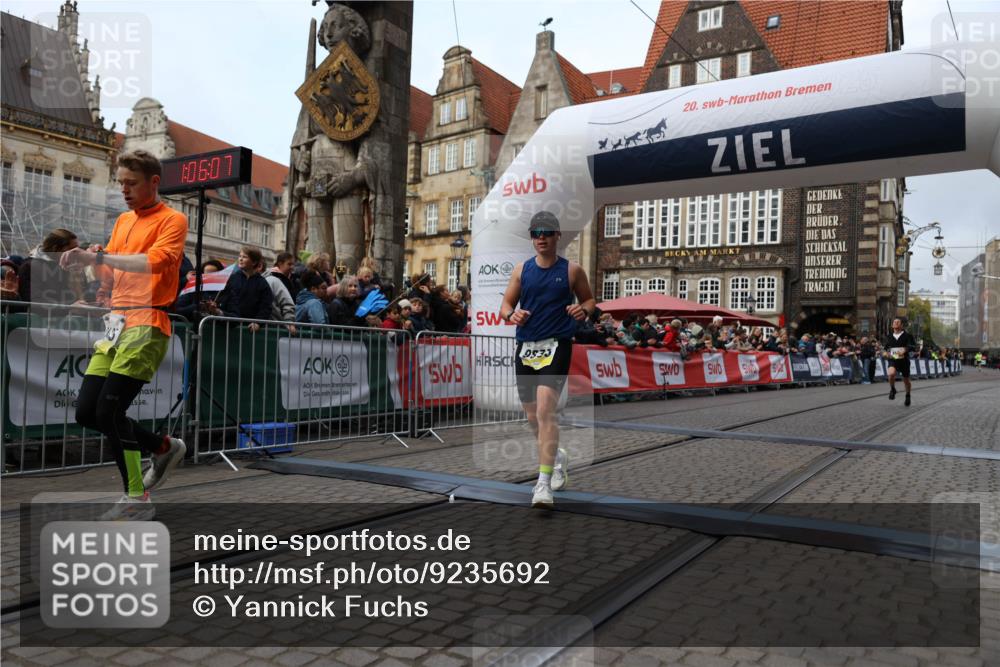 05.10.2025 - 20. swb-Marathon Bremen Yannick Fuchs http://msf.ph/oto/9235692 05.10.2025 10:36:56 Ziel 9429, 9833, 10425 meine-sportfotos.de