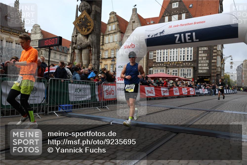 05.10.2025 - 20. swb-Marathon Bremen Yannick Fuchs http://msf.ph/oto/9235695 05.10.2025 10:36:56 Ziel 9429, 9833, 10425 meine-sportfotos.de