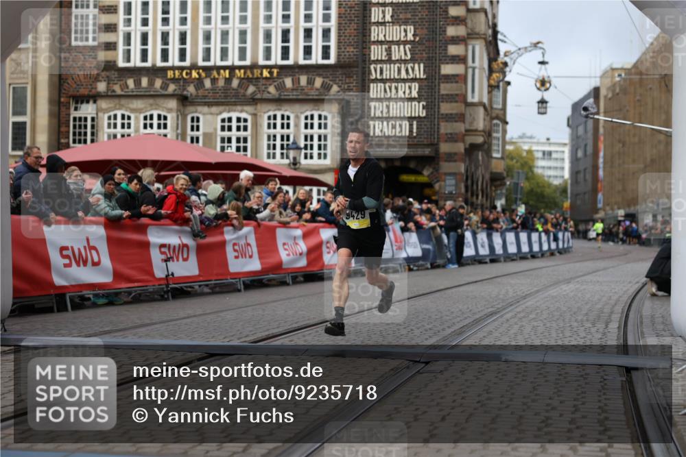 05.10.2025 - 20. swb-Marathon Bremen Yannick Fuchs http://msf.ph/oto/9235718 05.10.2025 10:36:57 Ziel 9429, 9833, 10425 meine-sportfotos.de
