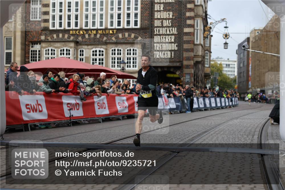 05.10.2025 - 20. swb-Marathon Bremen Yannick Fuchs http://msf.ph/oto/9235721 05.10.2025 10:36:57 Ziel 9429, 9833, 10425 meine-sportfotos.de