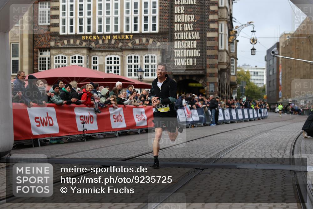 05.10.2025 - 20. swb-Marathon Bremen Yannick Fuchs http://msf.ph/oto/9235725 05.10.2025 10:36:57 Ziel 9429, 9833, 10425 meine-sportfotos.de