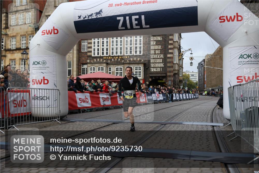 05.10.2025 - 20. swb-Marathon Bremen Yannick Fuchs http://msf.ph/oto/9235730 05.10.2025 10:36:58 Ziel 9429, 9833, 10425 meine-sportfotos.de