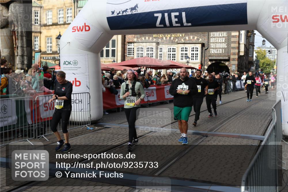05.10.2025 - 20. swb-Marathon Bremen Yannick Fuchs http://msf.ph/oto/9235733 05.10.2025 11:05:12 Ziel 9220, 9409, 9642, 9660, 9668, 10965, 11016, 11090, 11121, 11171, 11180, 11412, 11478 meine-sportfotos.de