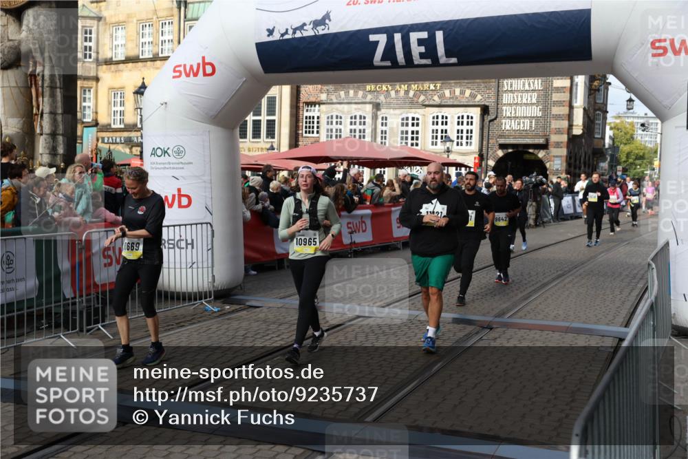05.10.2025 - 20. swb-Marathon Bremen Yannick Fuchs http://msf.ph/oto/9235737 05.10.2025 11:05:12 Ziel 9220, 9409, 9642, 9660, 9668, 10965, 11016, 11090, 11121, 11171, 11180, 11412, 11478 meine-sportfotos.de