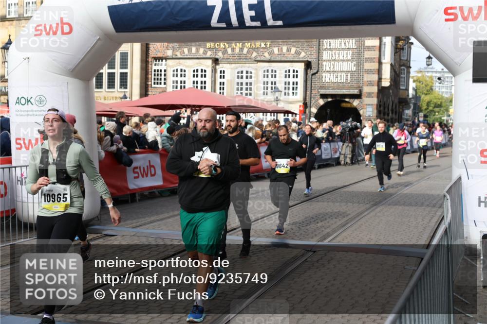 05.10.2025 - 20. swb-Marathon Bremen Yannick Fuchs http://msf.ph/oto/9235749 05.10.2025 11:05:13 Ziel 9409, 9642, 9660, 9668, 10965, 11016, 11090, 11121, 11171, 11412, 11478 meine-sportfotos.de