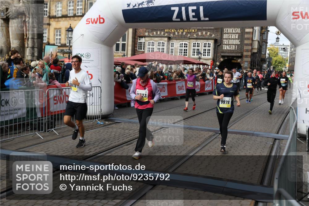 05.10.2025 - 20. swb-Marathon Bremen Yannick Fuchs http://msf.ph/oto/9235792 05.10.2025 11:05:19 Ziel 9440, 9642, 9668, 9978, 10018, 10021, 10255, 10343, 10990, 11016, 11171, 11323, 11412, 11650, 11707 meine-sportfotos.de