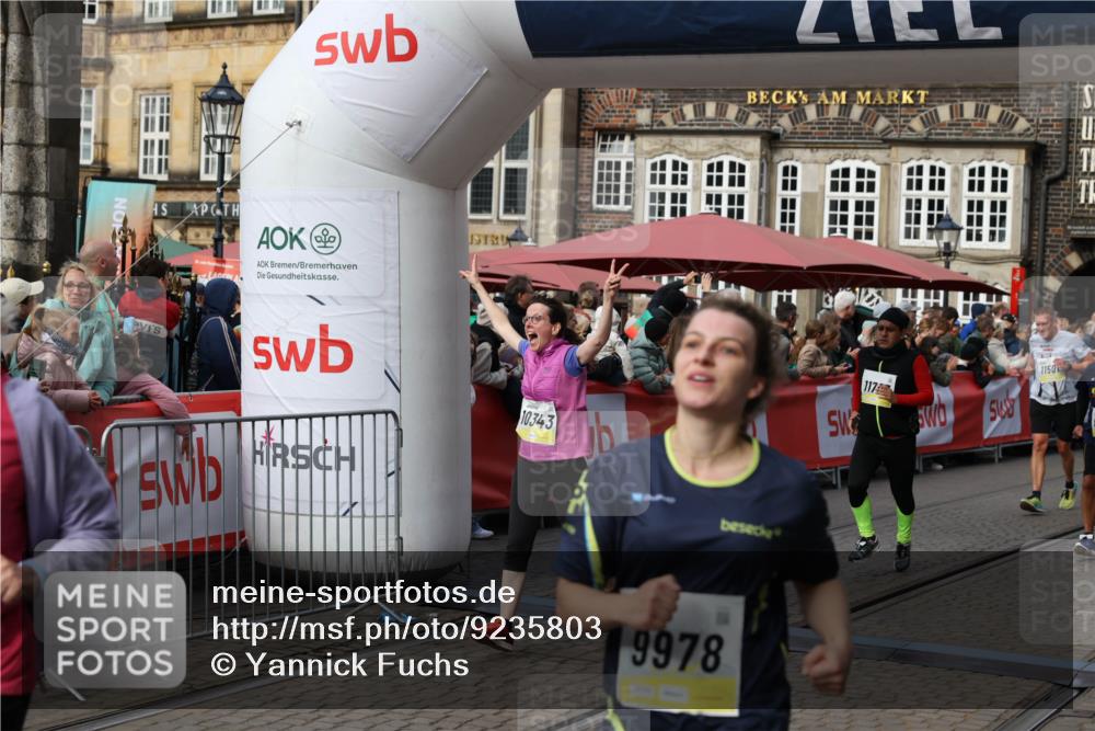 05.10.2025 - 20. swb-Marathon Bremen Yannick Fuchs http://msf.ph/oto/9235803 05.10.2025 11:05:21 Ziel 9440, 9668, 9690, 9978, 10018, 10021, 10255, 10343, 10990, 11016, 11323, 11501, 11540, 11650, 11707 meine-sportfotos.de