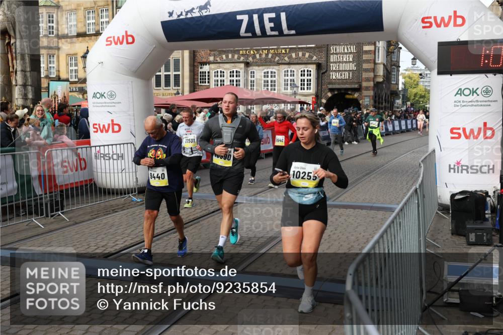 05.10.2025 - 20. swb-Marathon Bremen Yannick Fuchs http://msf.ph/oto/9235854 05.10.2025 11:05:24 Ziel 9440, 9515, 9690, 9908, 9944, 9978, 10018, 10021, 10255, 10343, 10990, 11323, 11501, 11540, 11650, 11707 meine-sportfotos.de