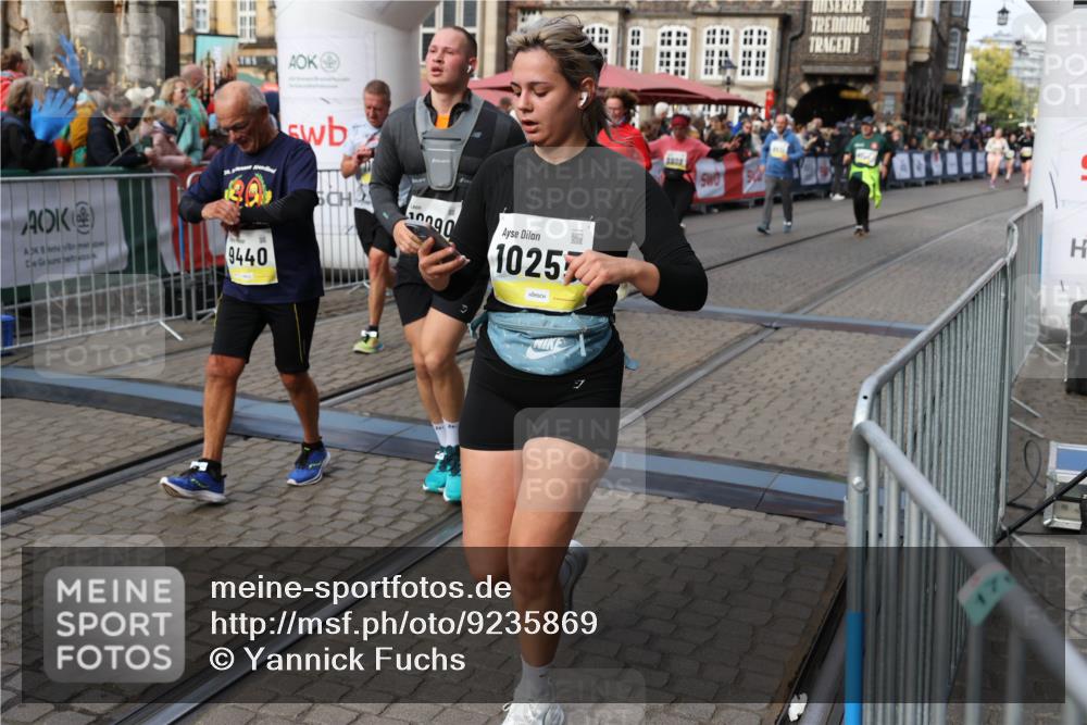 05.10.2025 - 20. swb-Marathon Bremen Yannick Fuchs http://msf.ph/oto/9235869 05.10.2025 11:05:25 Ziel 9440, 9515, 9690, 9908, 9944, 9978, 10255, 10343, 10990, 11501, 11540, 11650, 11707 meine-sportfotos.de