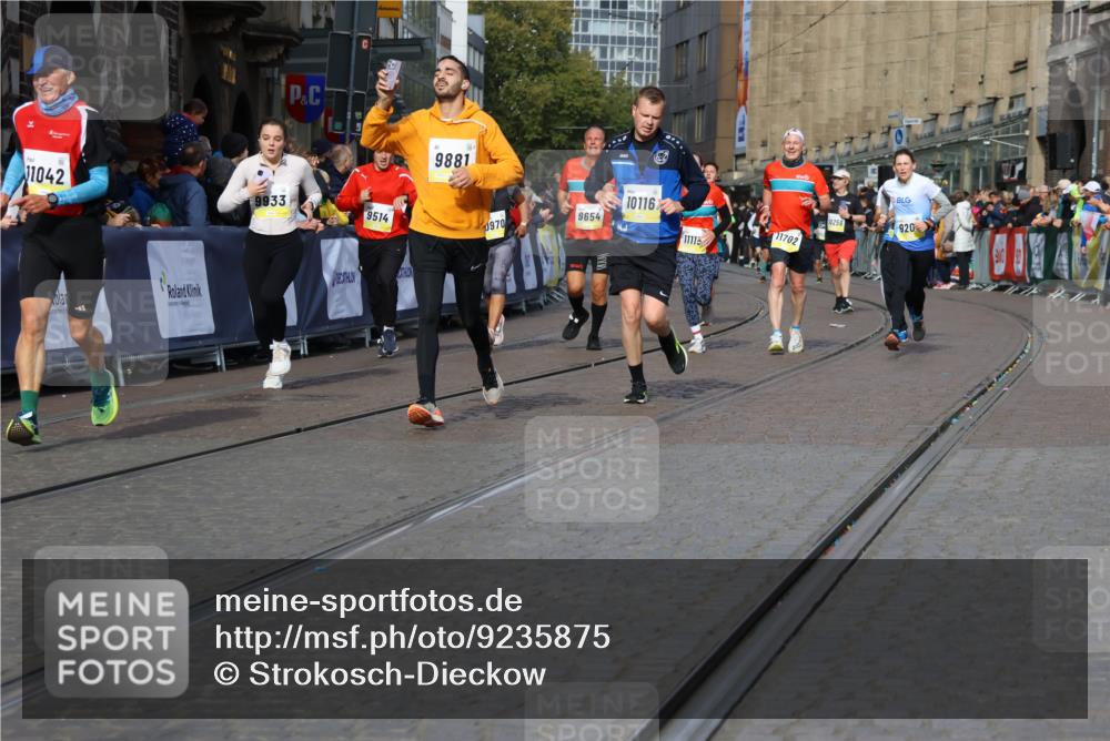 05.10.2025 - 20. swb-Marathon Bremen Strokosch-Dieckow http://msf.ph/oto/9235875 05.10.2025 10:55:16 Ziel 9201, 9318, 9350, 9514, 9654, 9881, 9933, 10003, 10116, 10260, 10326, 10970, 11042, 11115, 11140, 11431, 11702 meine-sportfotos.de