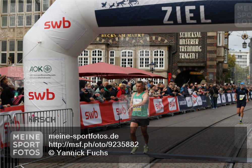 05.10.2025 - 20. swb-Marathon Bremen Yannick Fuchs http://msf.ph/oto/9235882 05.10.2025 10:37:26 Ziel 9565, 10704, 11213 meine-sportfotos.de