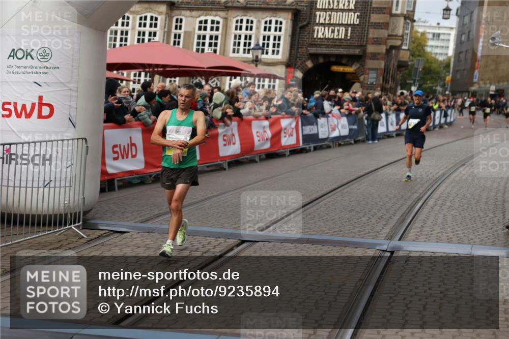05.10.2025 - 20. swb-Marathon Bremen Yannick Fuchs http://msf.ph/oto/9235894 05.10.2025 10:37:26 Ziel 9565, 10704, 11213 meine-sportfotos.de