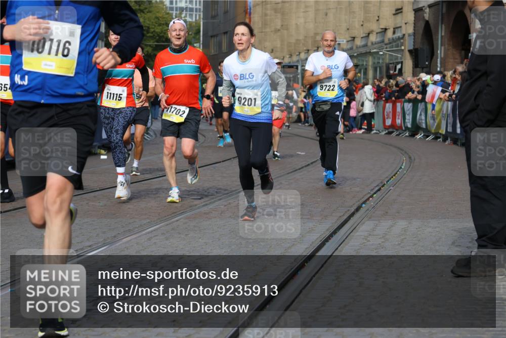 05.10.2025 - 20. swb-Marathon Bremen Strokosch-Dieckow http://msf.ph/oto/9235913 05.10.2025 10:55:19 Ziel 9201, 9350, 9514, 9654, 9722, 9881, 9902, 9933, 10116, 10256, 10260, 10970, 11042, 11115, 11380, 11431, 11702 meine-sportfotos.de
