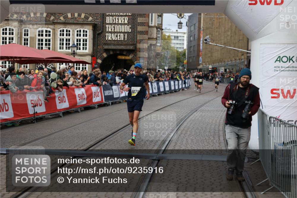 05.10.2025 - 20. swb-Marathon Bremen Yannick Fuchs http://msf.ph/oto/9235916 05.10.2025 10:37:27 Ziel 9565, 10704, 11213 meine-sportfotos.de