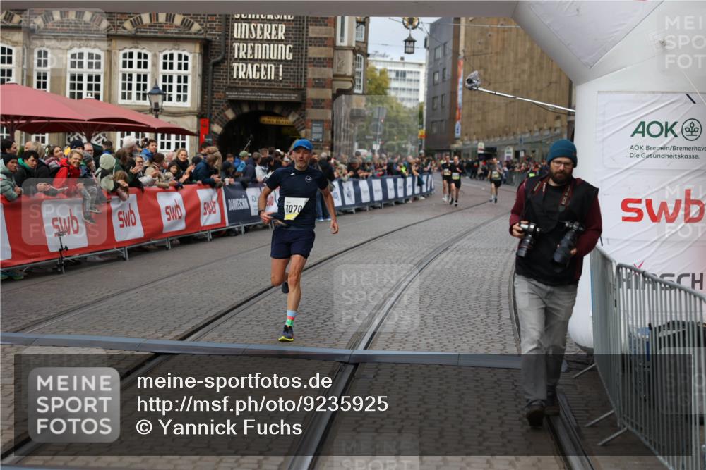 05.10.2025 - 20. swb-Marathon Bremen Yannick Fuchs http://msf.ph/oto/9235925 05.10.2025 10:37:27 Ziel 9565, 10704, 11213 meine-sportfotos.de