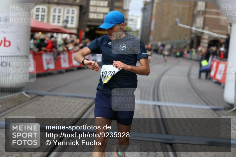 05.10.2025 - 20. swb-Marathon Bremen Yannick Fuchs http://msf.ph/oto/9235928 05.10.2025 10:37:30 Ziel 9565, 10704 meine-sportfotos.de