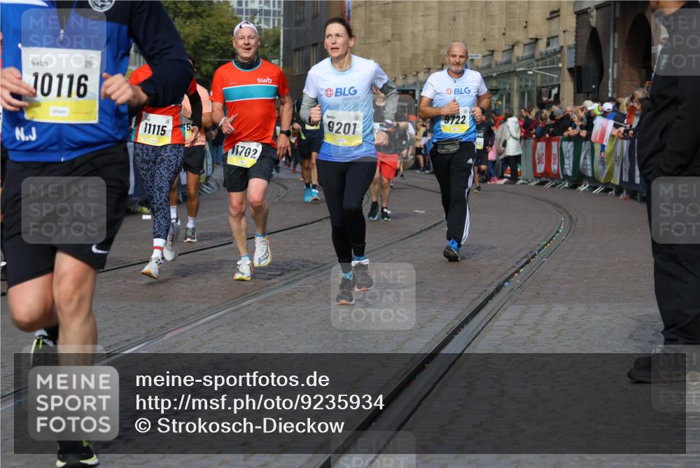 05.10.2025 - 20. swb-Marathon Bremen Strokosch-Dieckow http://msf.ph/oto/9235934 05.10.2025 10:55:19 Ziel 9201, 9350, 9514, 9654, 9722, 9881, 9902, 9933, 10116, 10256, 10260, 10970, 11042, 11115, 11380, 11431, 11702 meine-sportfotos.de