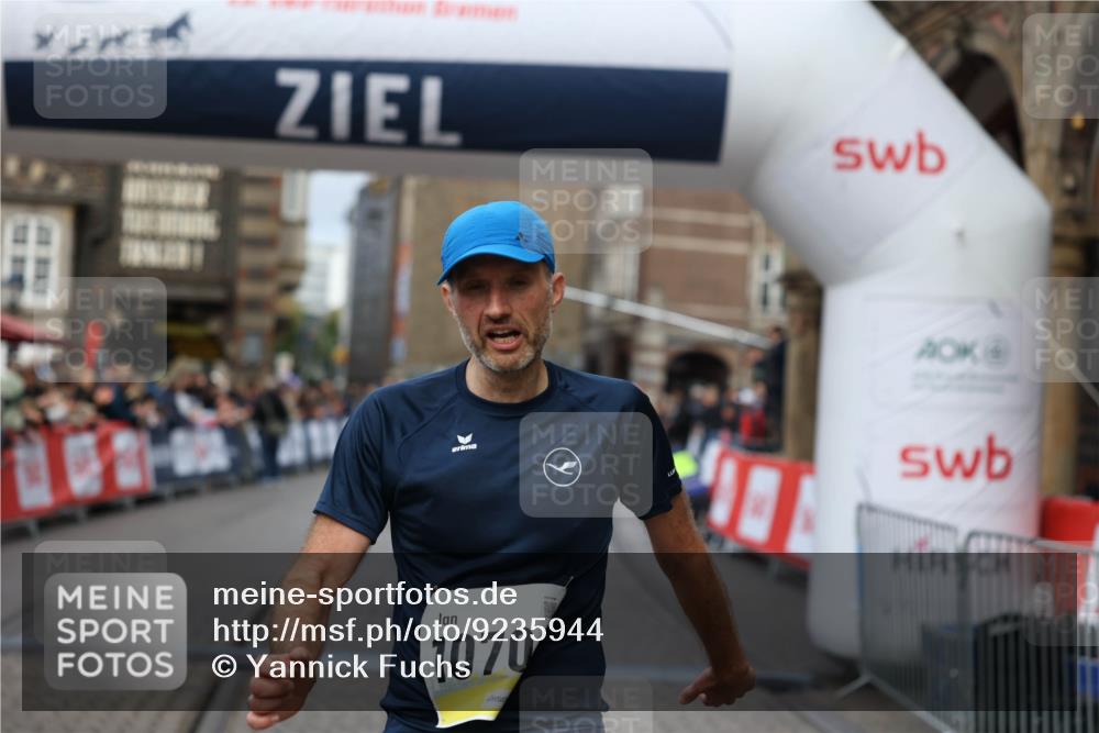 05.10.2025 - 20. swb-Marathon Bremen Yannick Fuchs http://msf.ph/oto/9235944 05.10.2025 10:37:30 Ziel 9565, 10704 meine-sportfotos.de