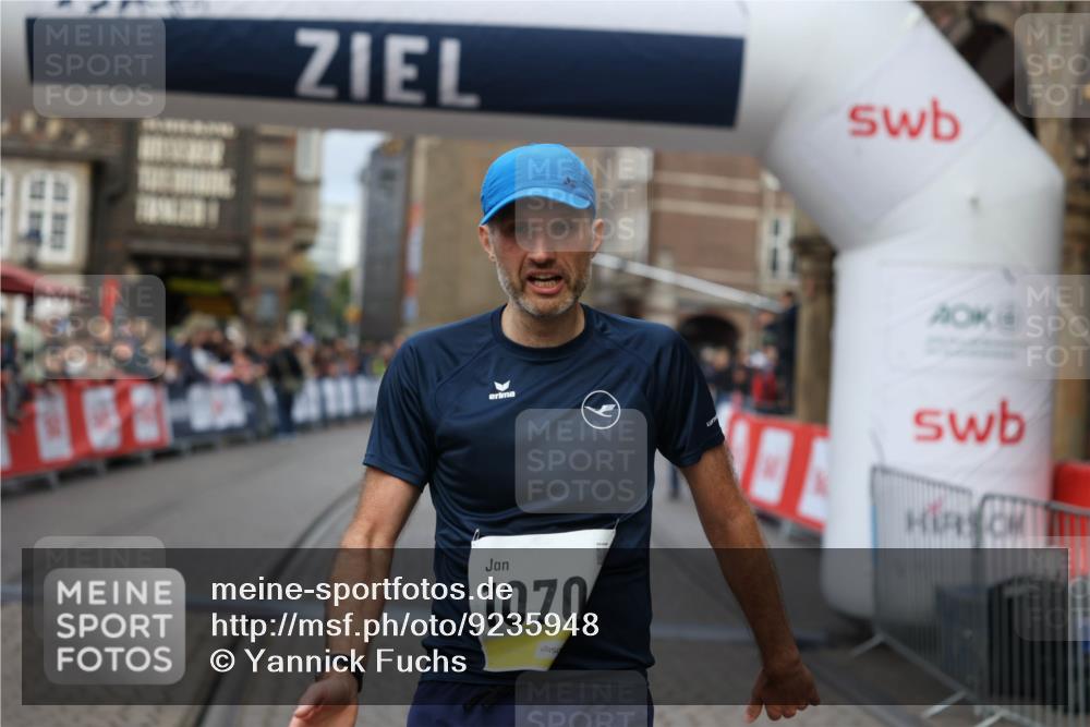 05.10.2025 - 20. swb-Marathon Bremen Yannick Fuchs http://msf.ph/oto/9235948 05.10.2025 10:37:30 Ziel 9565, 10704 meine-sportfotos.de