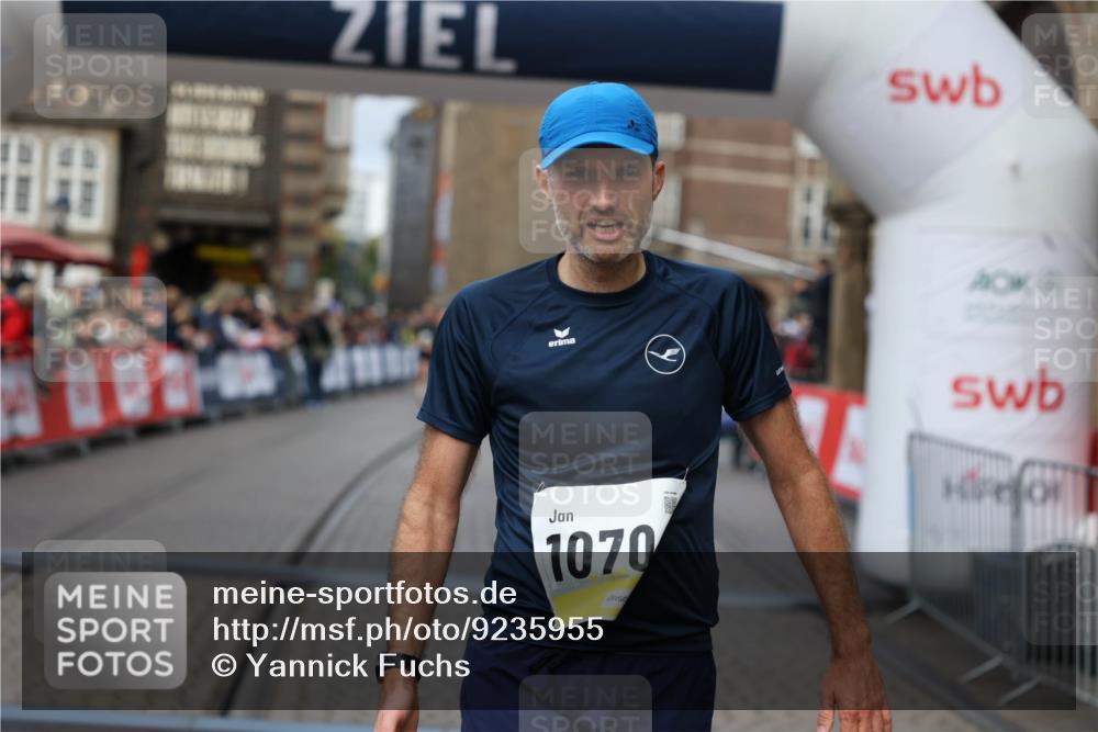 05.10.2025 - 20. swb-Marathon Bremen Yannick Fuchs http://msf.ph/oto/9235955 05.10.2025 10:37:30 Ziel 9565, 10704 meine-sportfotos.de