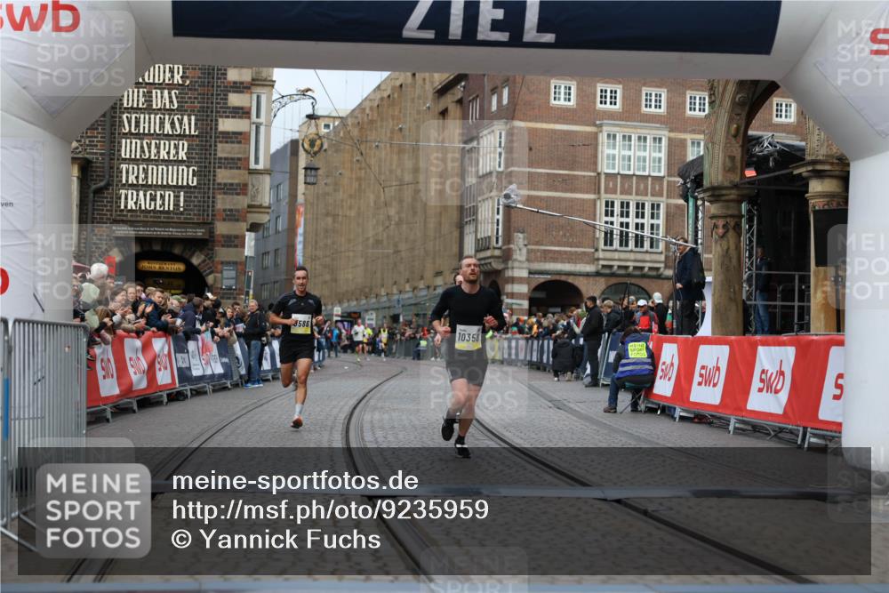 05.10.2025 - 20. swb-Marathon Bremen Yannick Fuchs http://msf.ph/oto/9235959 05.10.2025 10:37:34 Ziel 9586, 10358, 10704, 11021 meine-sportfotos.de