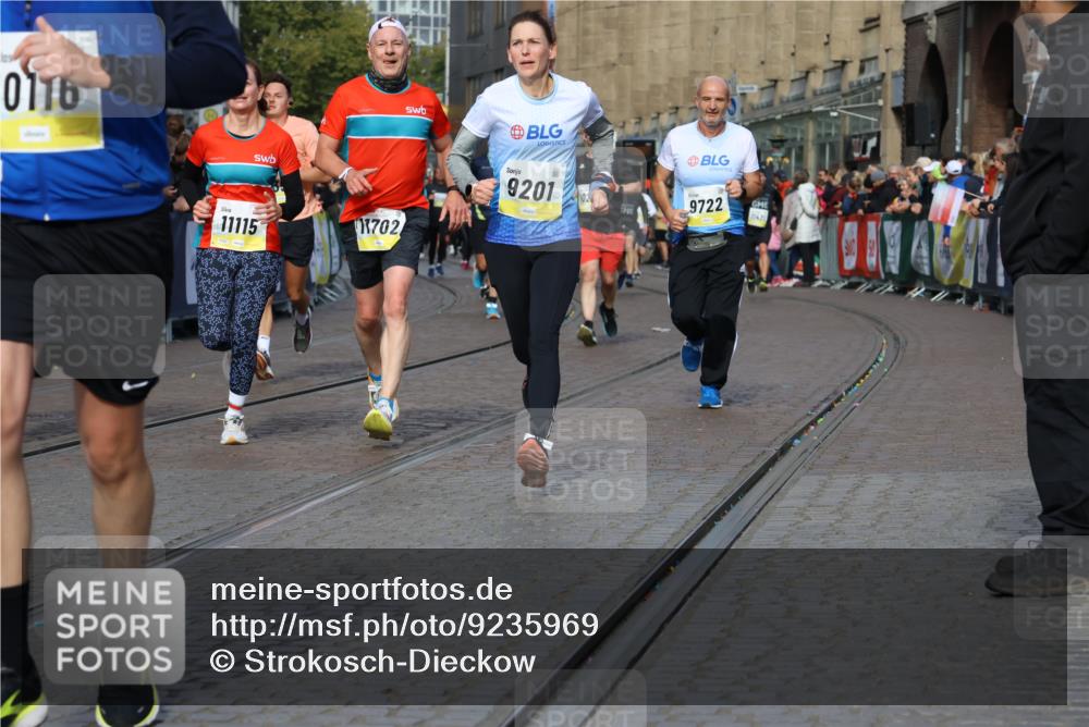 05.10.2025 - 20. swb-Marathon Bremen Strokosch-Dieckow http://msf.ph/oto/9235969 05.10.2025 10:55:19 Ziel 9201, 9350, 9514, 9654, 9722, 9881, 9902, 9933, 10116, 10256, 10260, 10970, 11042, 11115, 11380, 11431, 11702 meine-sportfotos.de