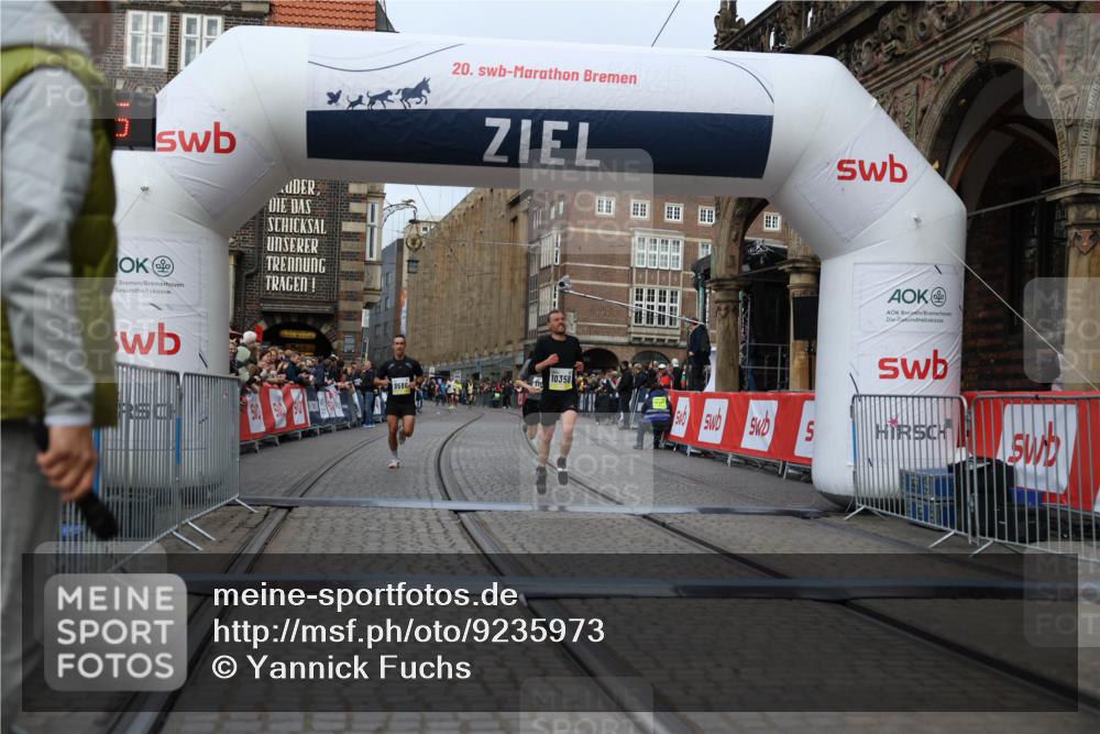 05.10.2025 - 20. swb-Marathon Bremen Yannick Fuchs http://msf.ph/oto/9235973 05.10.2025 10:37:35 Ziel 9586, 10358, 11021 meine-sportfotos.de