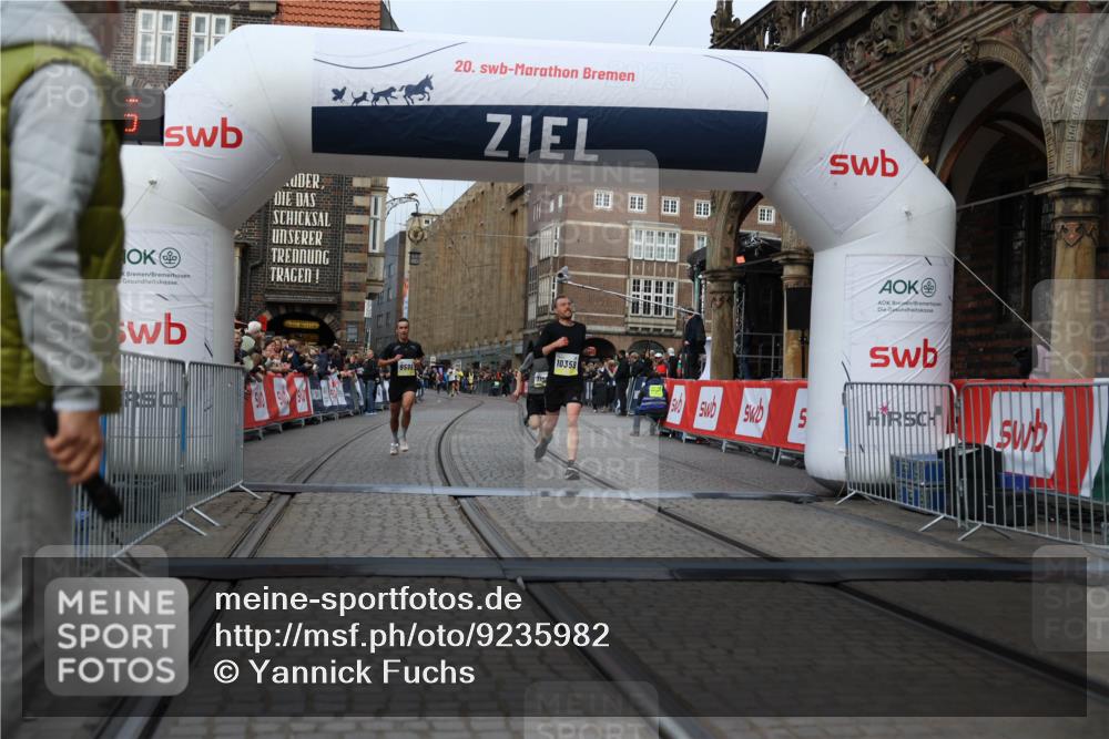 05.10.2025 - 20. swb-Marathon Bremen Yannick Fuchs http://msf.ph/oto/9235982 05.10.2025 10:37:35 Ziel 9586, 10358, 11021 meine-sportfotos.de