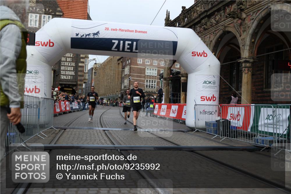 05.10.2025 - 20. swb-Marathon Bremen Yannick Fuchs http://msf.ph/oto/9235992 05.10.2025 10:37:35 Ziel 9586, 10358, 11021 meine-sportfotos.de