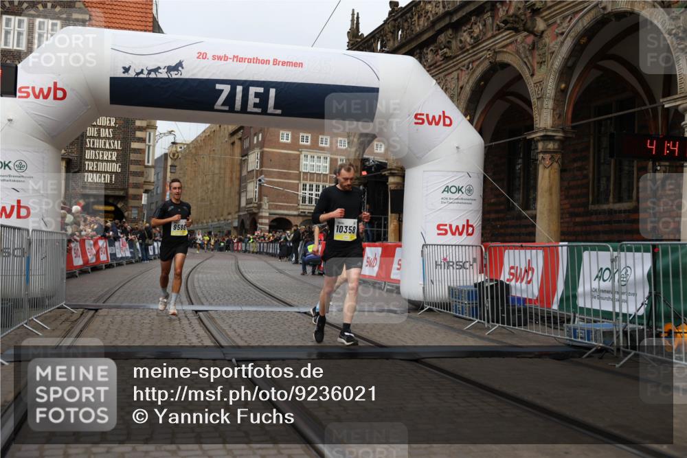05.10.2025 - 20. swb-Marathon Bremen Yannick Fuchs http://msf.ph/oto/9236021 05.10.2025 10:37:36 Ziel 9586, 10358, 11021 meine-sportfotos.de