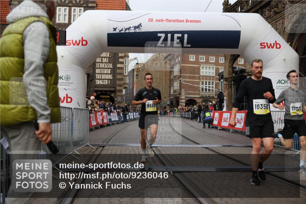 05.10.2025 - 20. swb-Marathon Bremen Yannick Fuchs http://msf.ph/oto/9236046 05.10.2025 10:37:37 Ziel 9586, 10358, 11021 meine-sportfotos.de