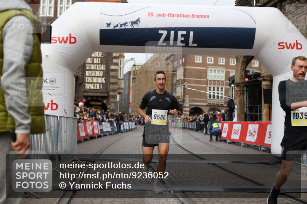 05.10.2025 - 20. swb-Marathon Bremen Yannick Fuchs http://msf.ph/oto/9236052 05.10.2025 10:37:37 Ziel 9586, 10358, 11021 meine-sportfotos.de